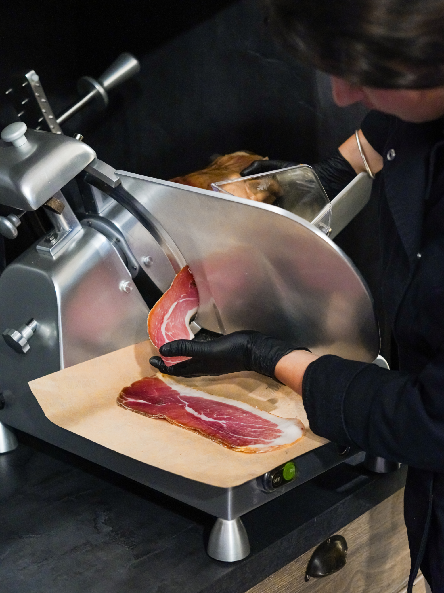 Une trancheuse à jambon en action