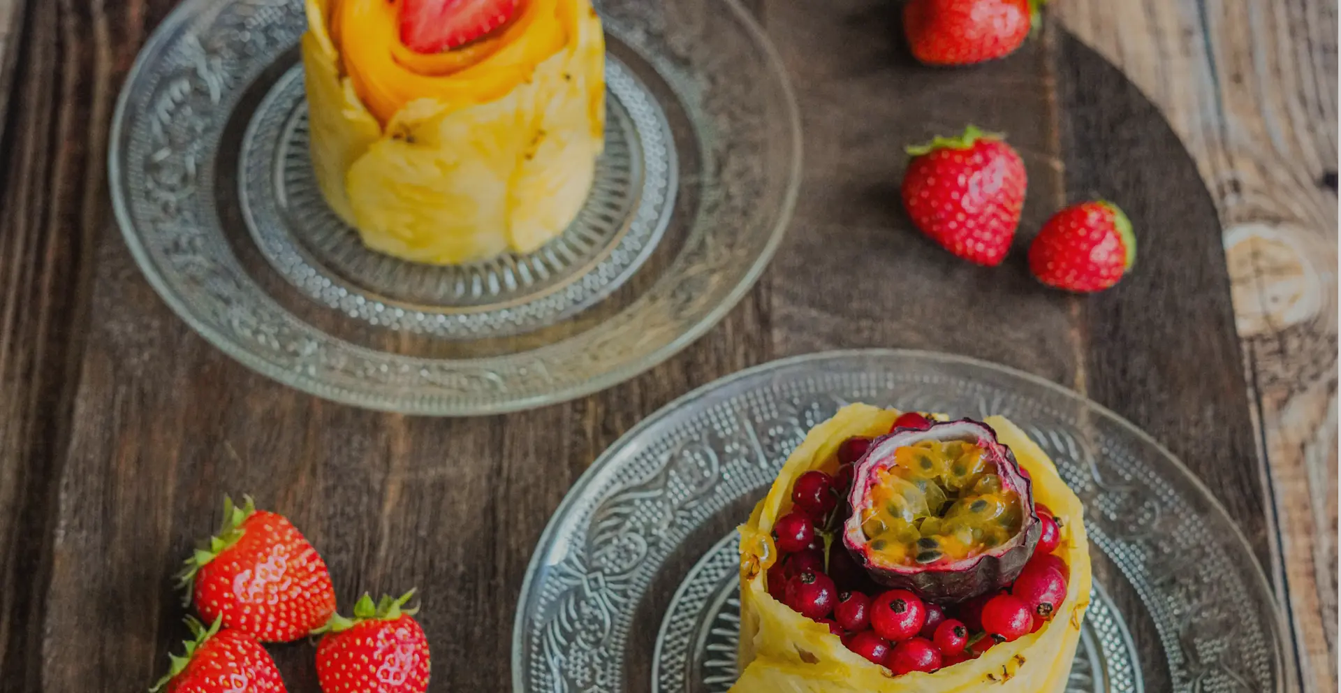 Deux salades de fruits présentées dans des assiettes en verre