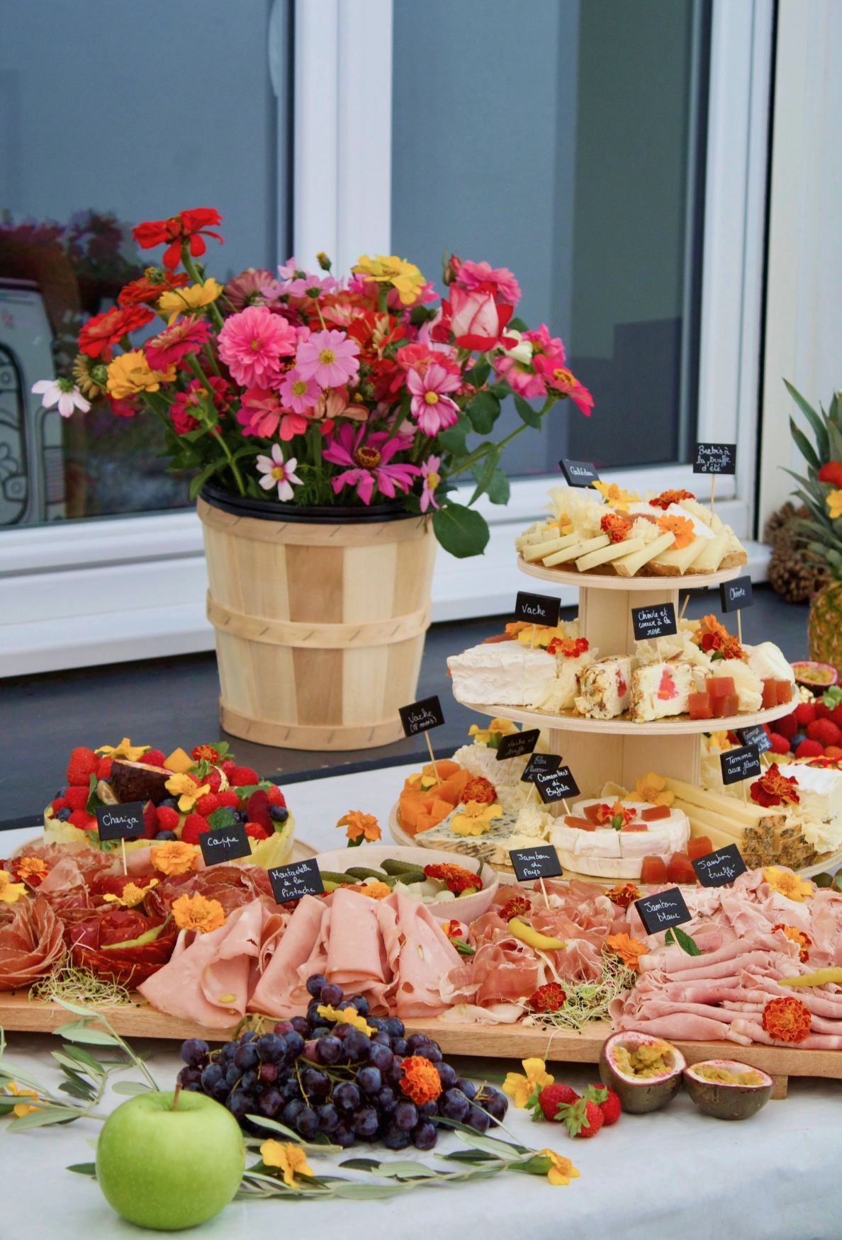 Plateau de charcuterie et fromages lors d'un évènement du Petit Marché d'Ornano