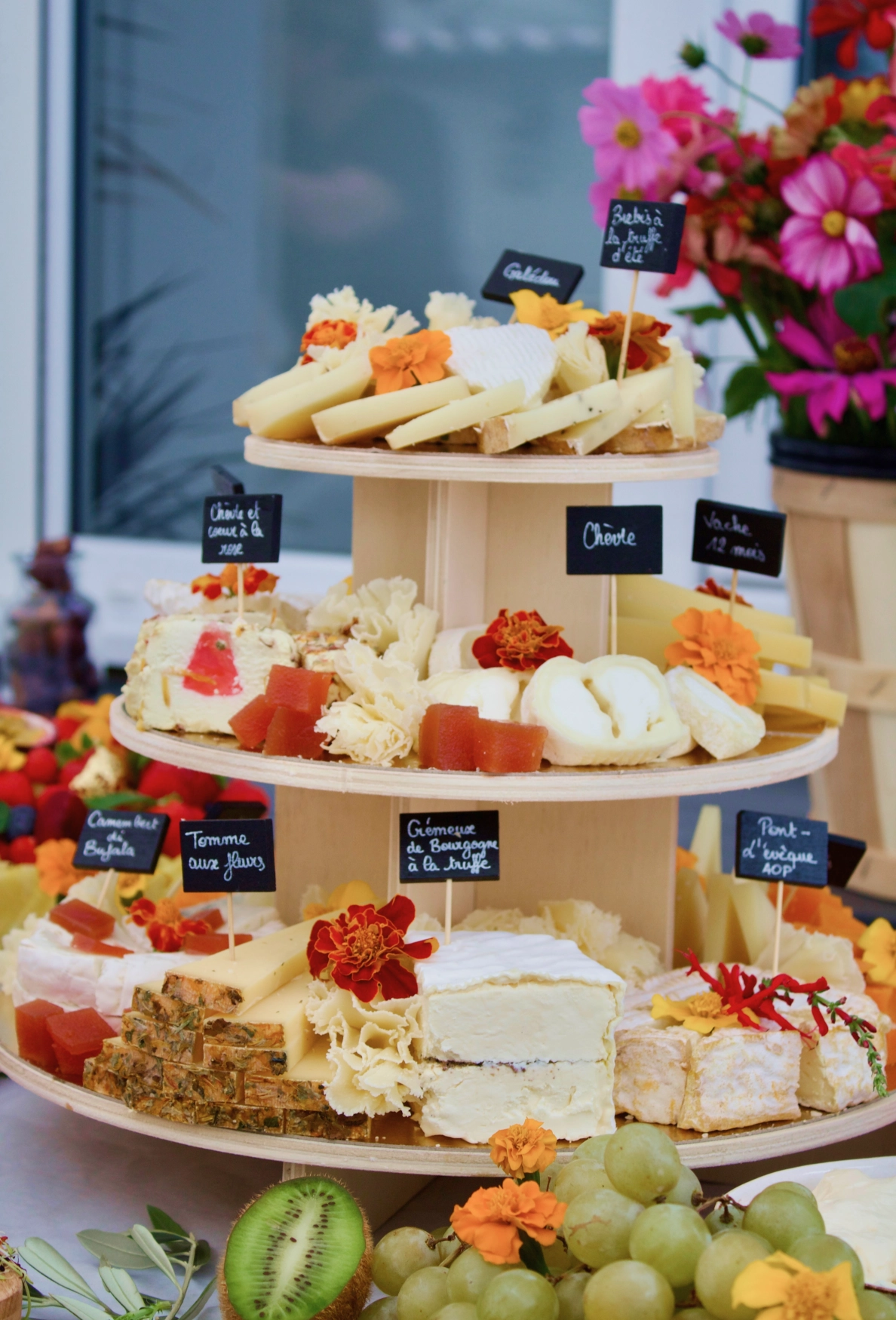 Plateau de charcuterie et fromages lors d'un évènement du Petit Marché d'Ornano