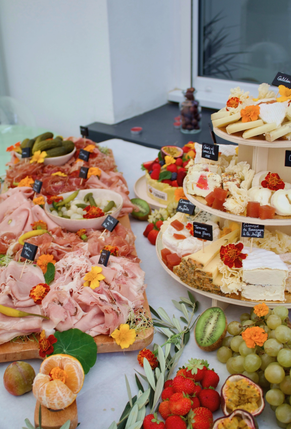 Plateau de charcuterie et fromages lors d'un évènement du Petit Marché d'Ornano