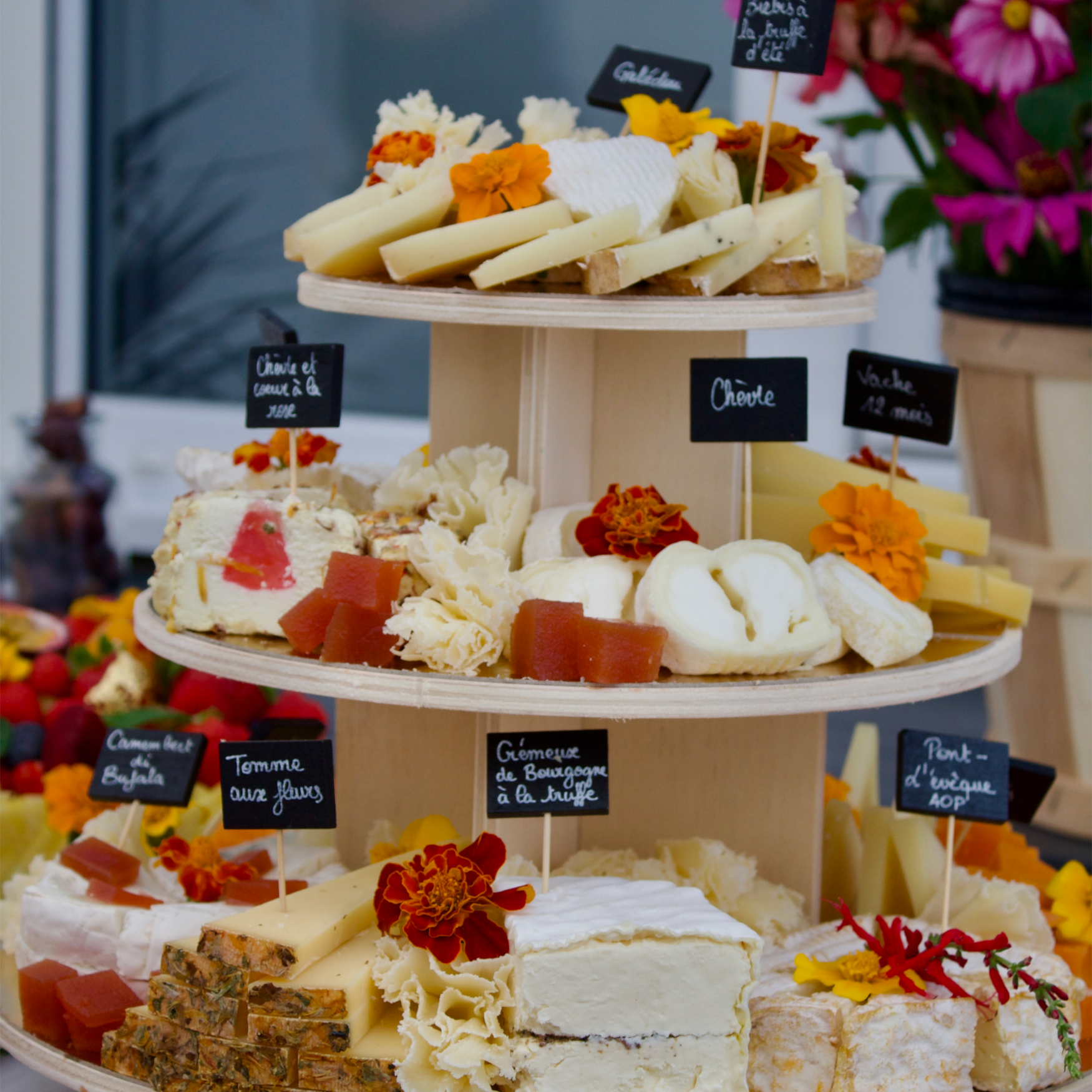 Un riche plateau de fromages sur différents niveaux