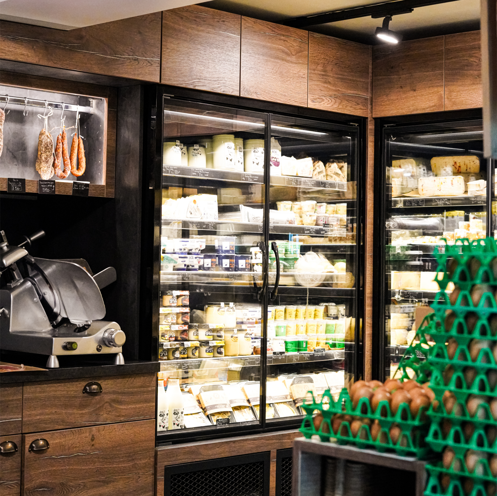 Des produits laitiers dans une vitrine réfrigérée