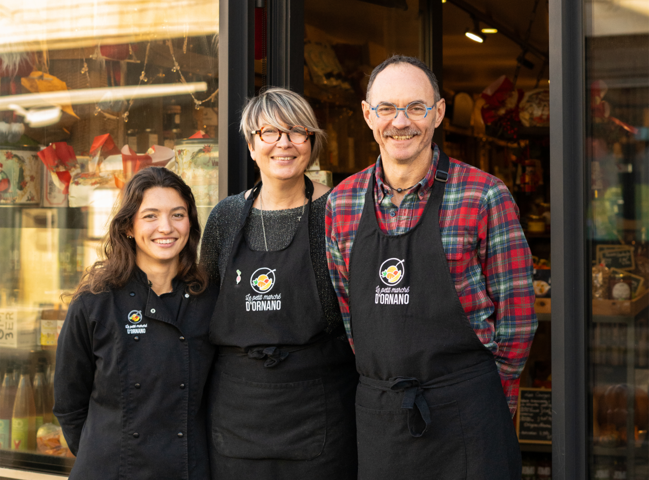 Axelle, Sonia et Christophe, l'équipe du Petit Marché d'Ornano devant leur boutique