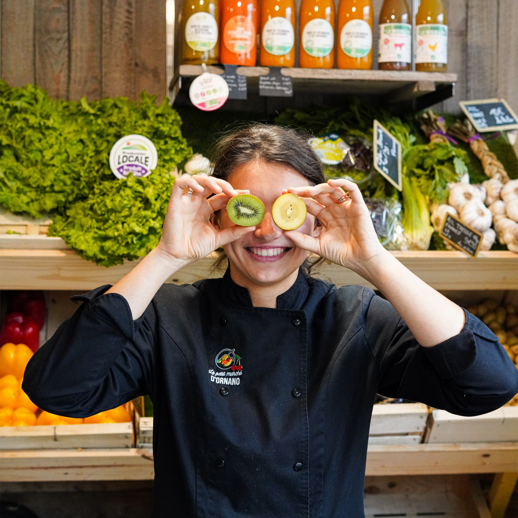 Axelle qui tient deux citrons devant son visage