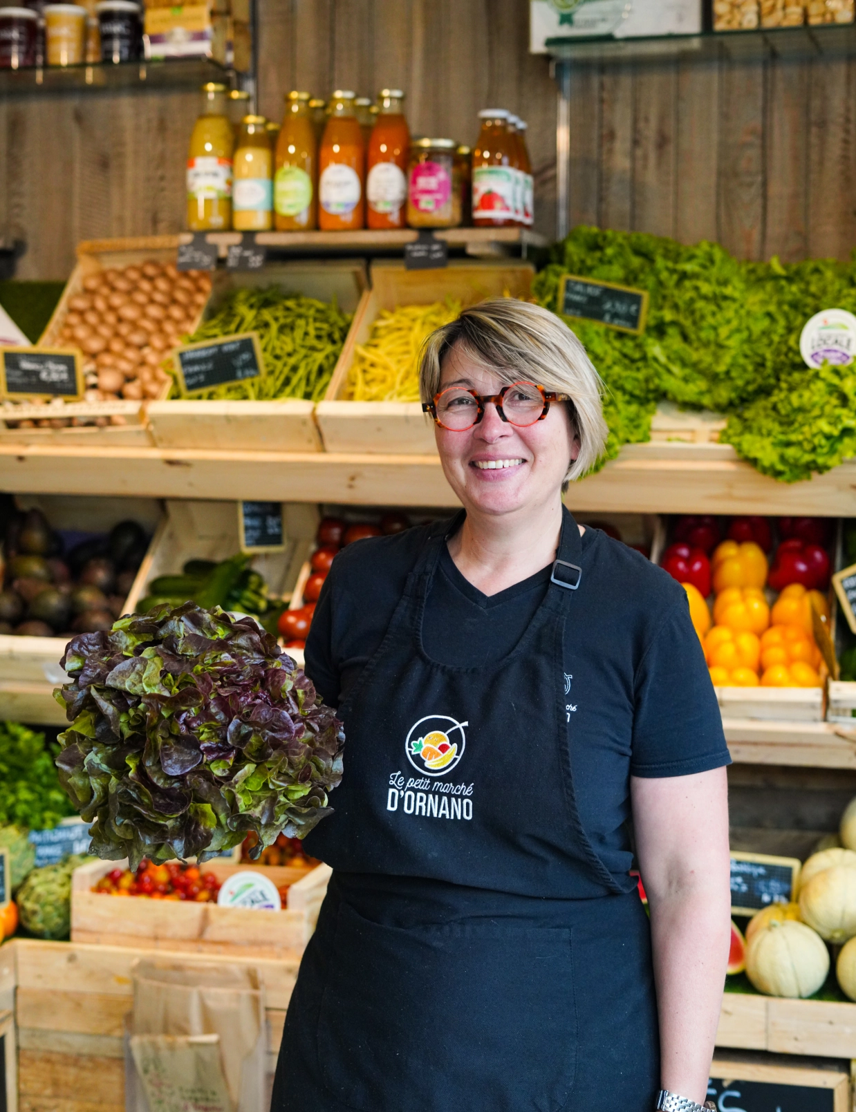 Un membre de l'équipe du Petit Marché d'Ornano