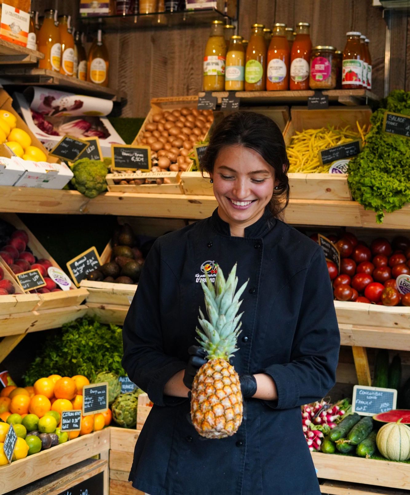 Un membre de l'équipe du Petit Marché d'Ornano